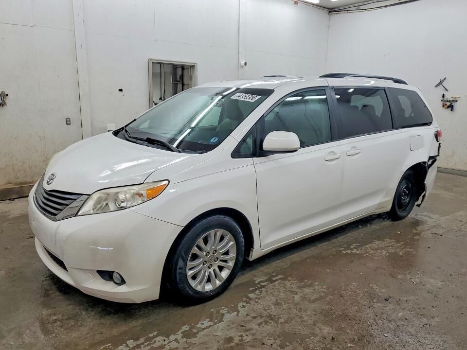2013 TOYOTA Sienna