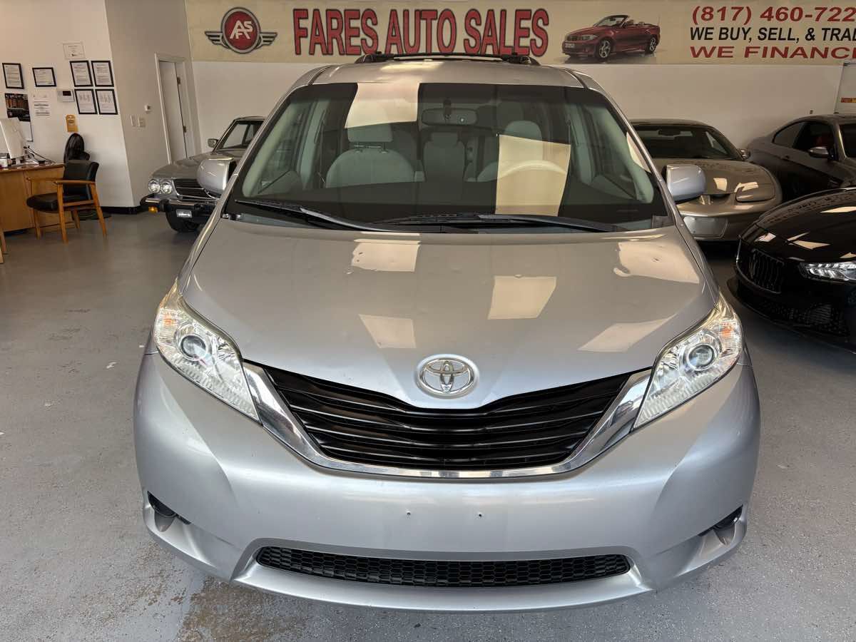 2011 TOYOTA Sienna