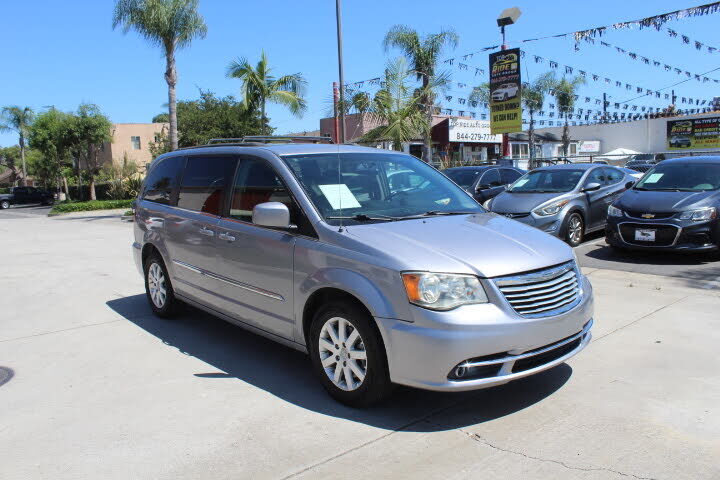 2014 CHRYSLER Town and Country