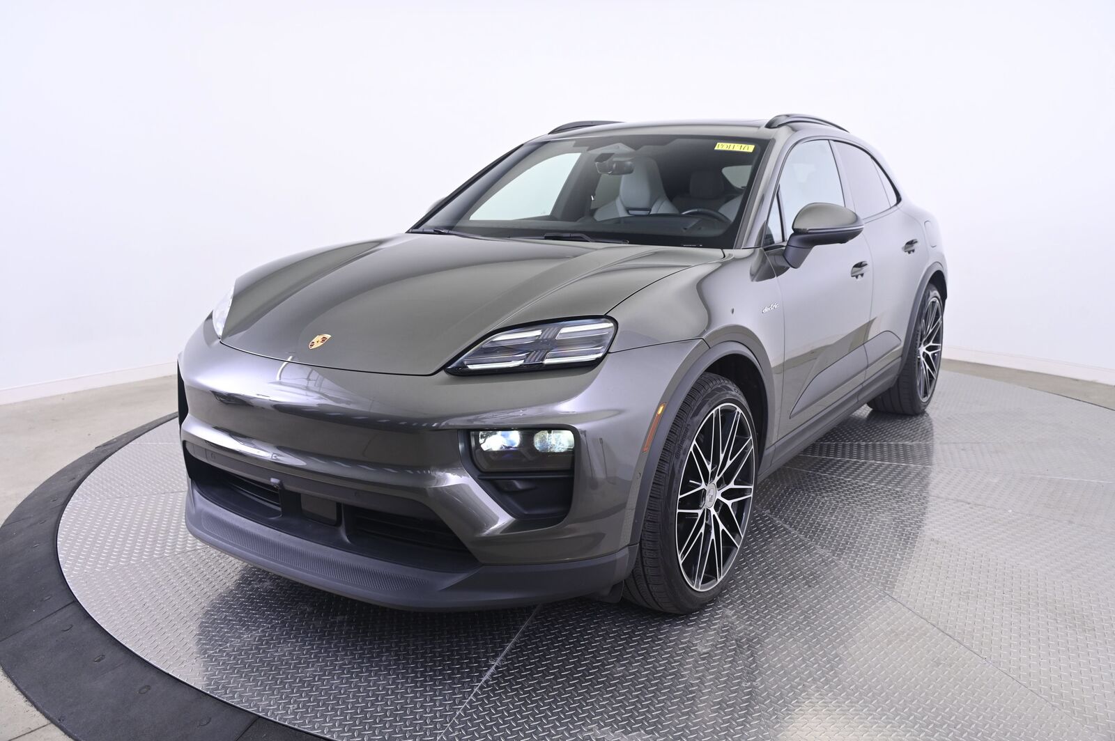 2024 PORSCHE Macan