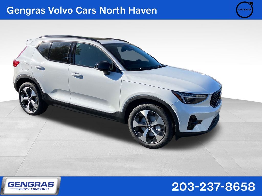 2026 VOLVO XC40