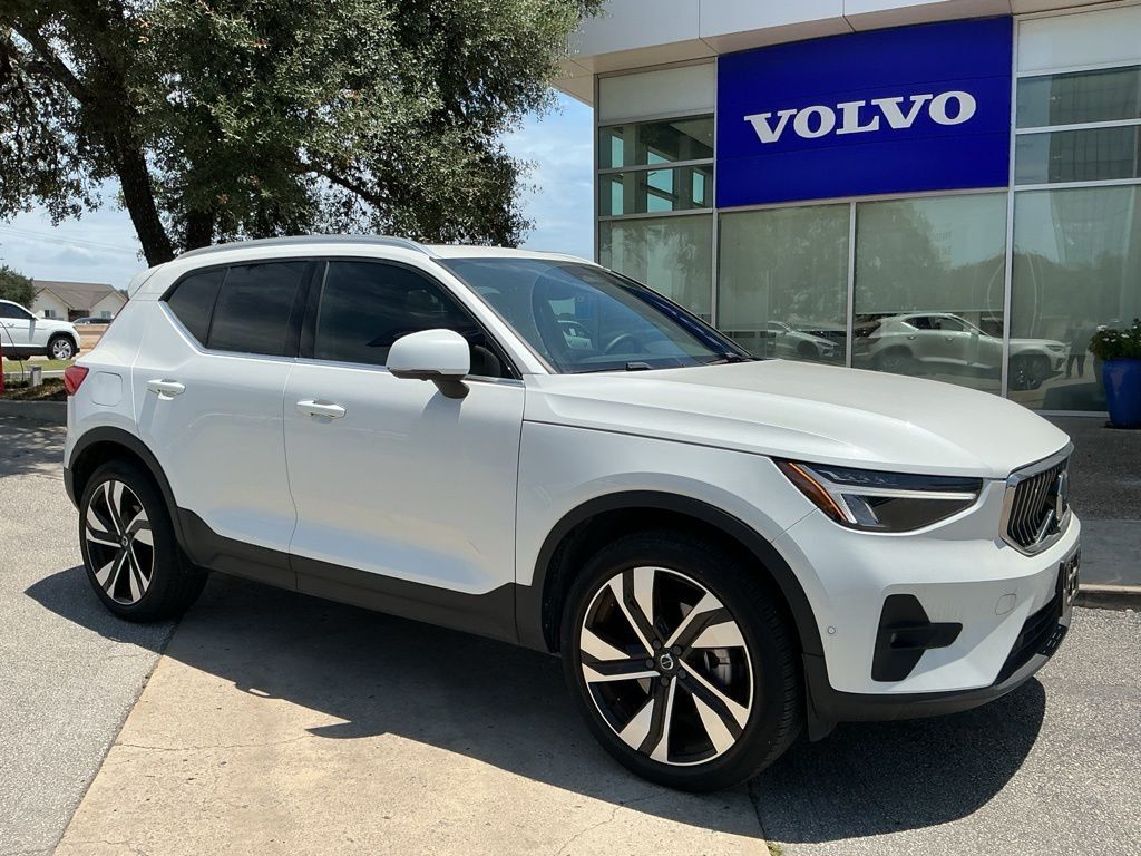 2024 VOLVO XC40