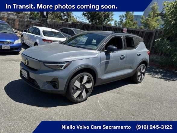 2023 VOLVO XC40