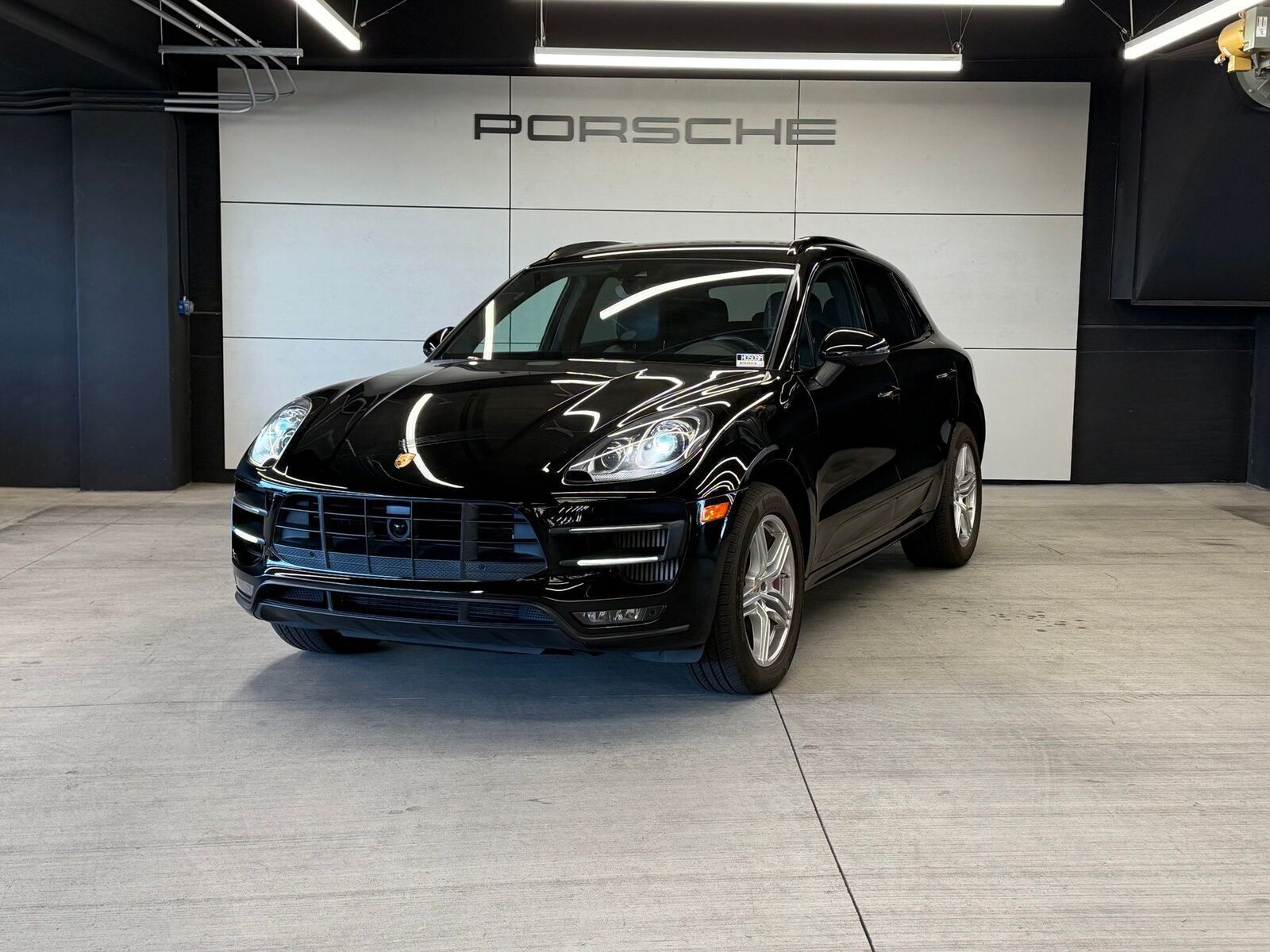 2017 PORSCHE Macan