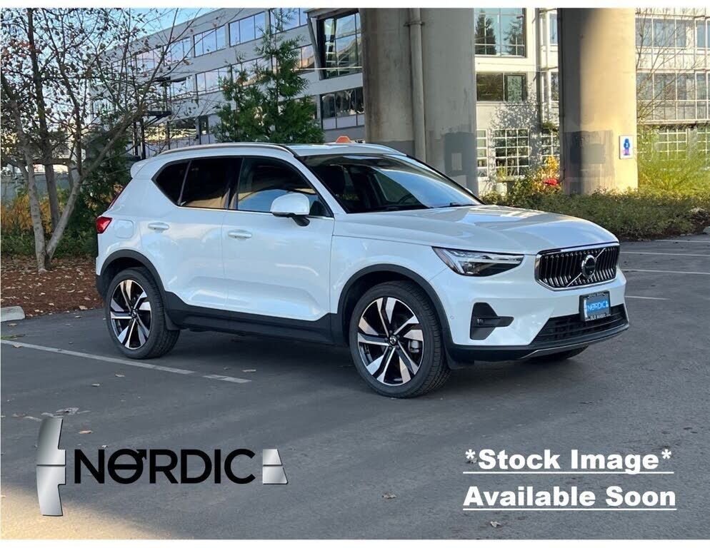 2024 VOLVO XC40