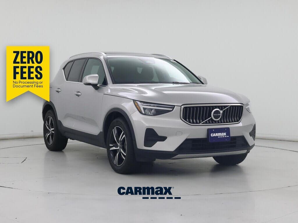2025 VOLVO XC40