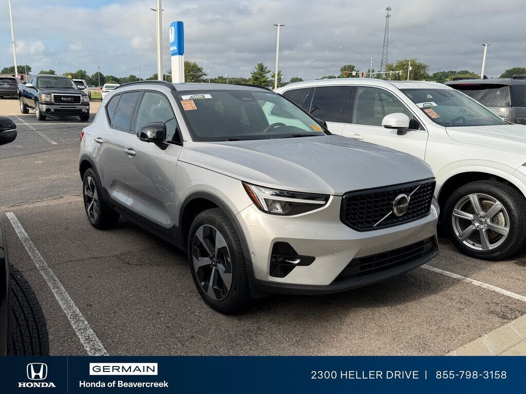 2023 VOLVO XC40