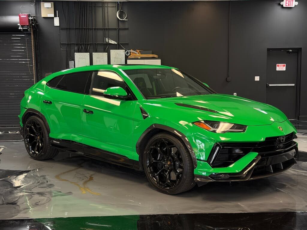 2023 LAMBORGHINI URUS