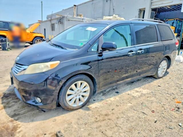 2012 TOYOTA Sienna