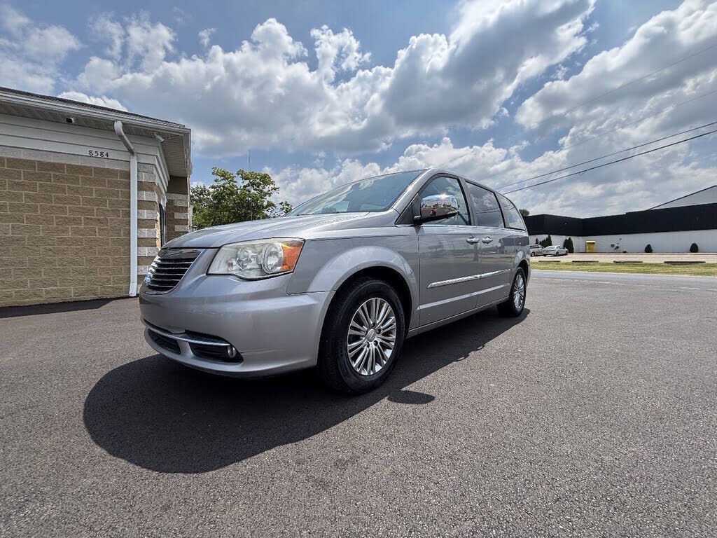 2014 CHRYSLER Town and Country