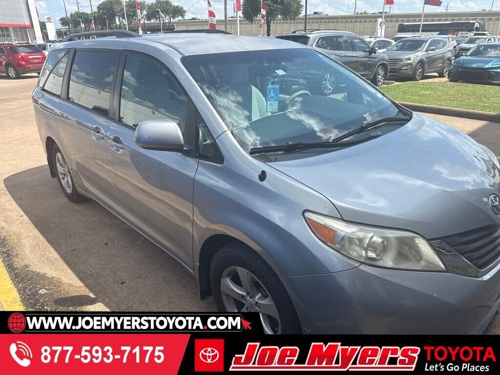 2011 TOYOTA Sienna