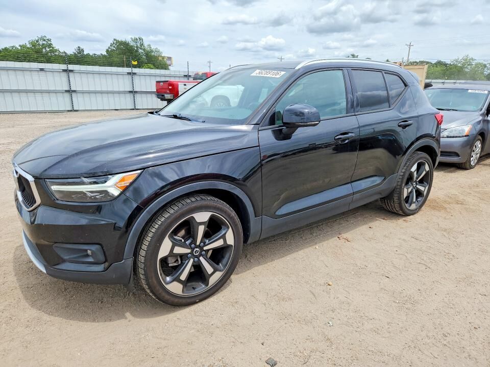 2021 VOLVO XC40