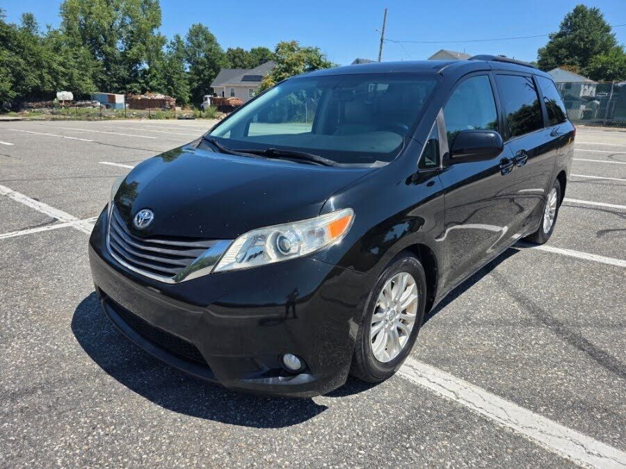 2011 TOYOTA Sienna