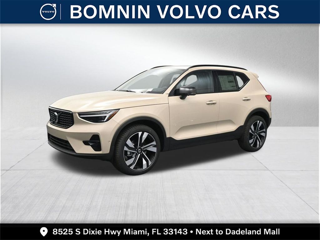2026 VOLVO XC40