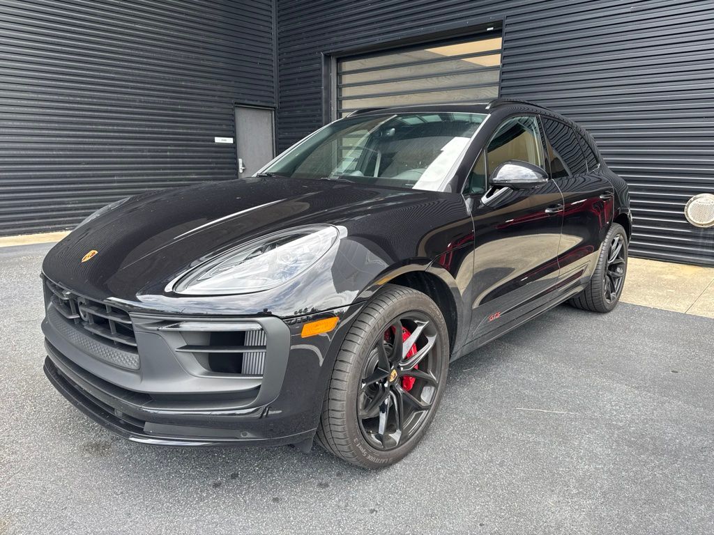 2026 PORSCHE Macan