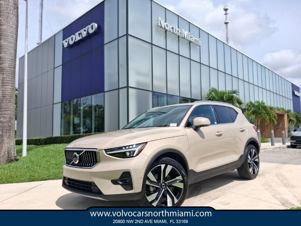 2025 VOLVO XC40