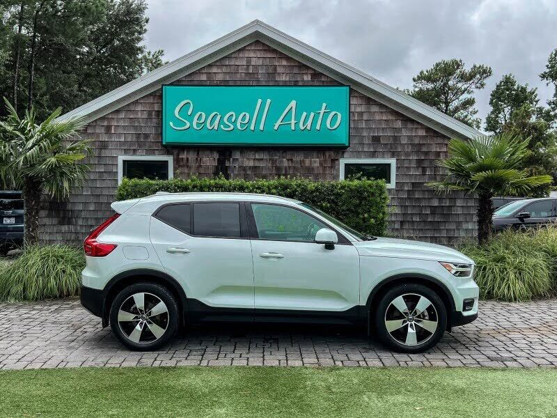 2021 VOLVO XC40