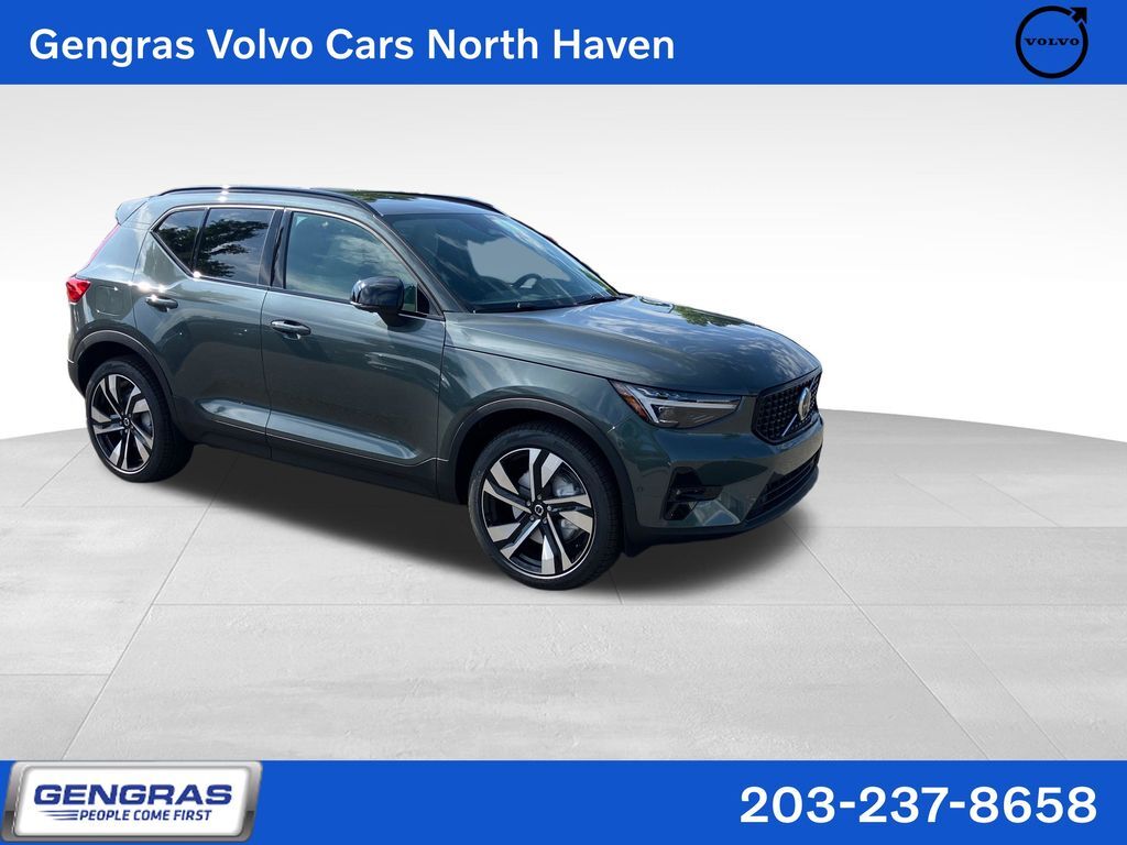 2026 VOLVO XC40