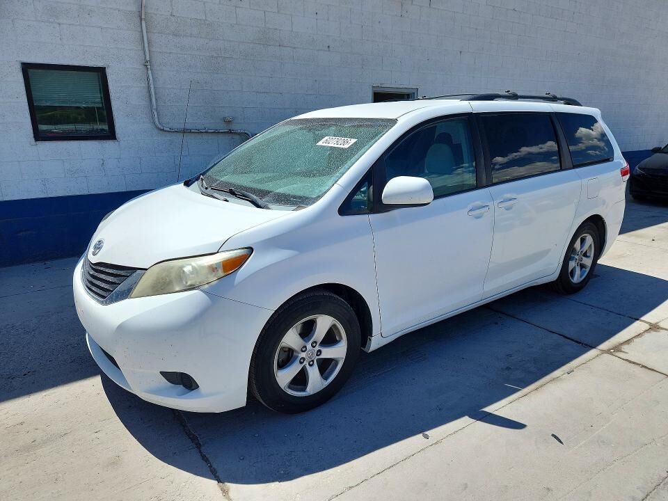2011 TOYOTA Sienna