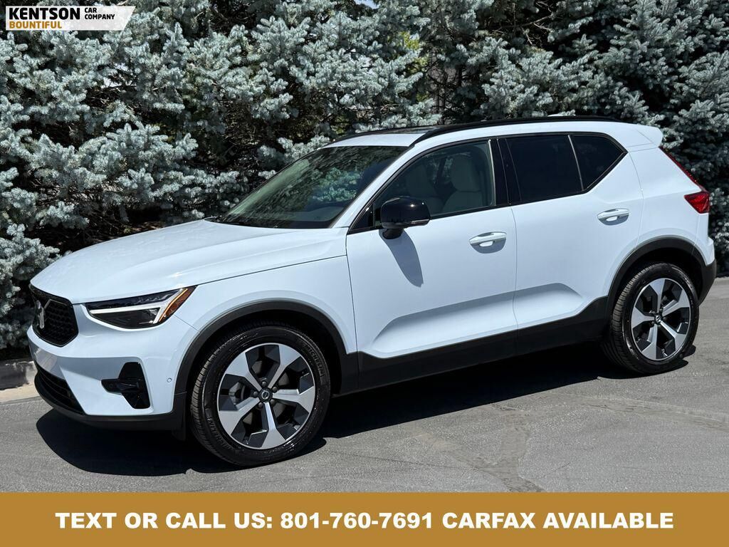 2026 VOLVO XC40