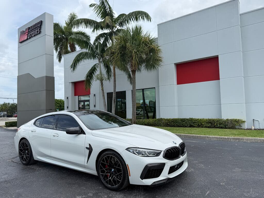 2022 BMW M8