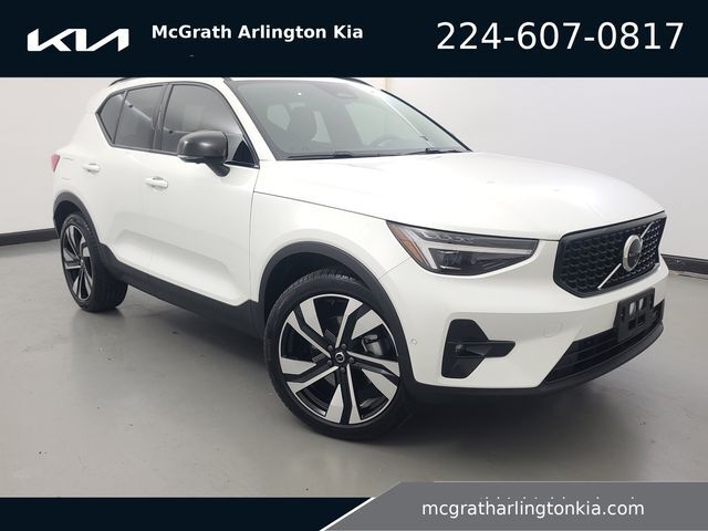 2025 VOLVO XC40