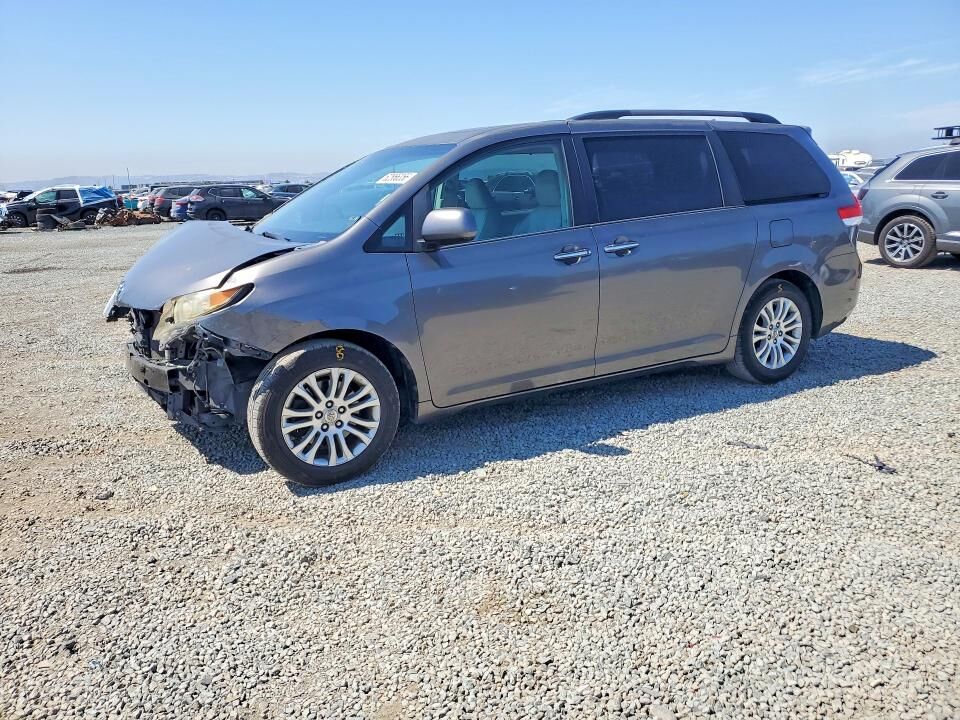 2011 TOYOTA Sienna