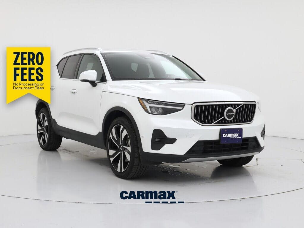 2025 VOLVO XC40