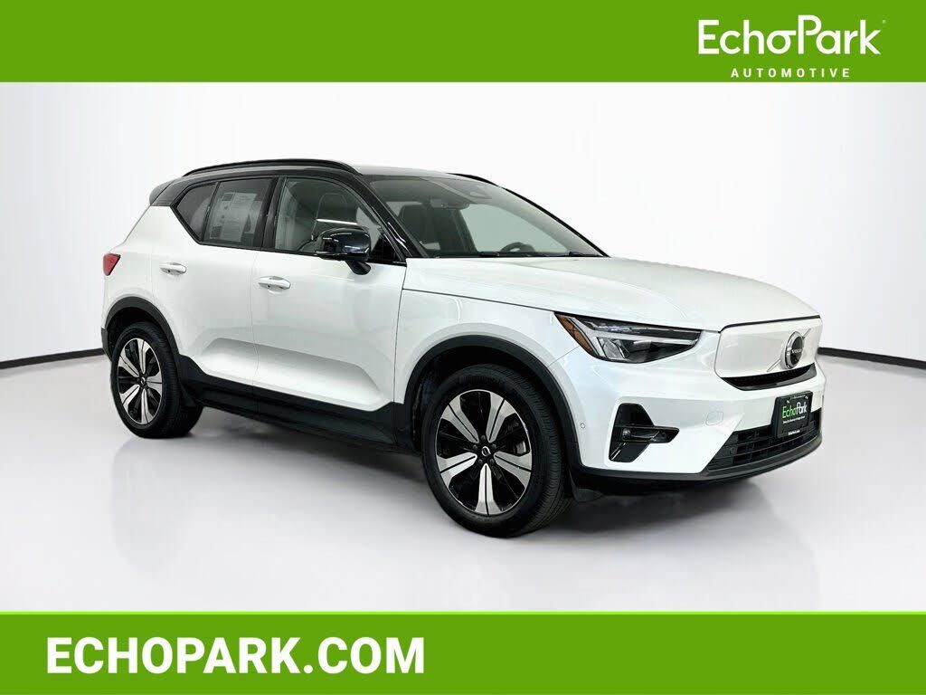 2023 VOLVO XC40