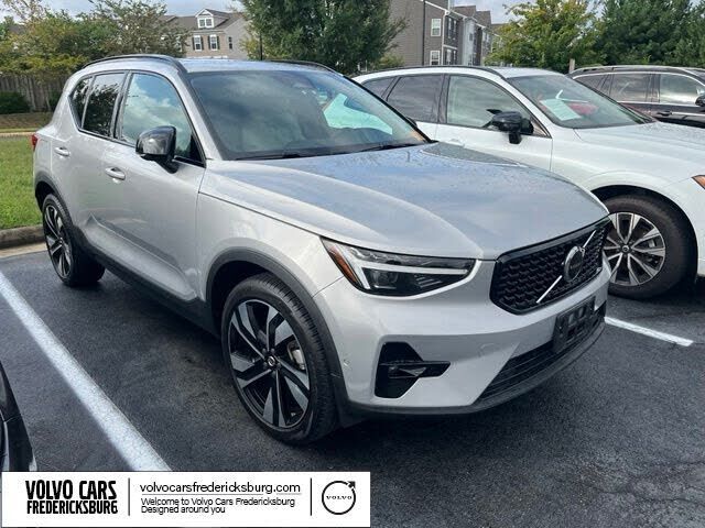 2023 VOLVO XC40