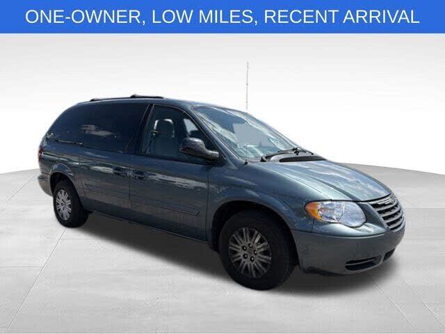 2005 CHRYSLER Town and Country