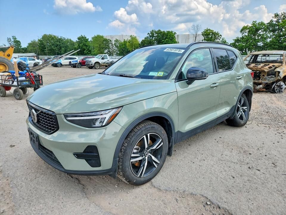 2024 VOLVO XC40