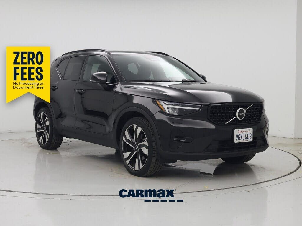 2023 VOLVO XC40