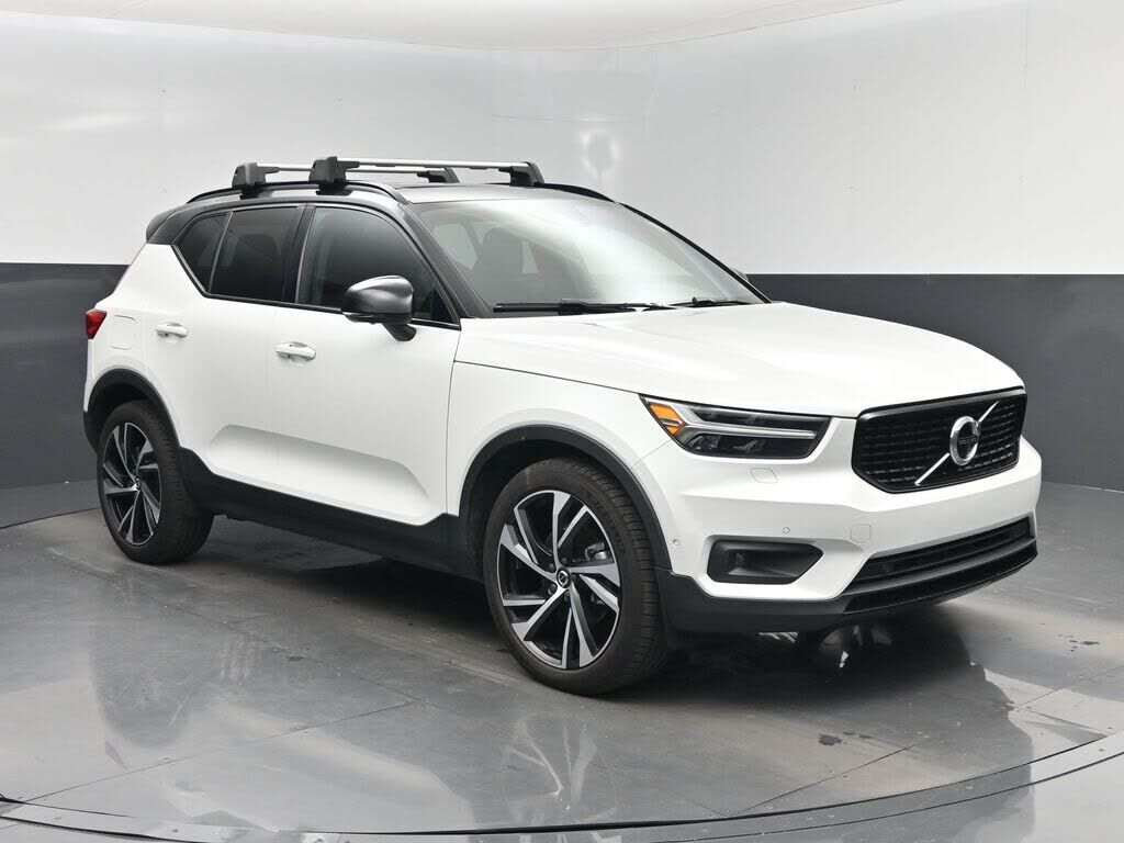 2022 VOLVO XC40