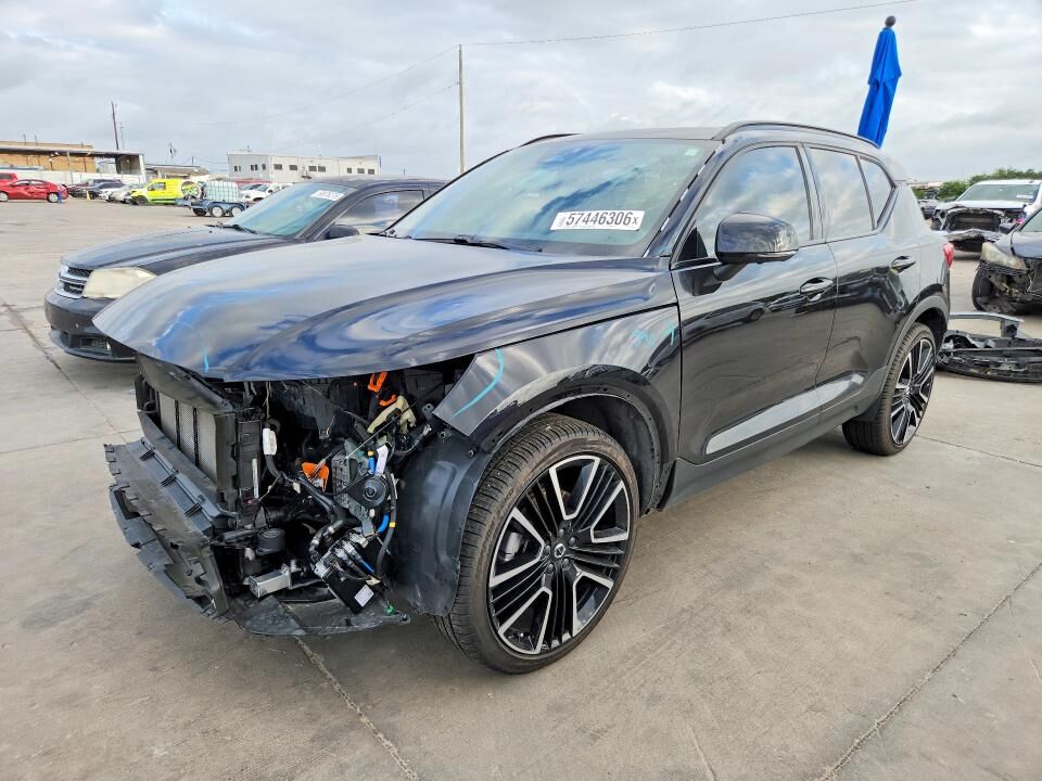 2025 VOLVO XC40