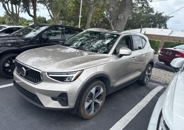 2024 VOLVO XC40