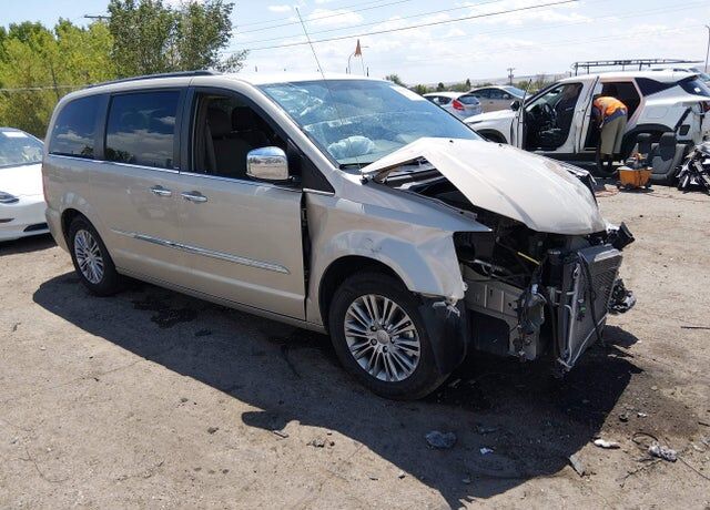 2013 CHRYSLER Town and Country