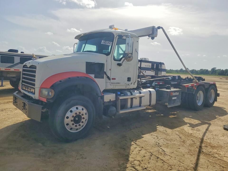 2013 MACK GU