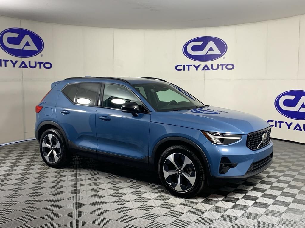 2024 VOLVO XC40