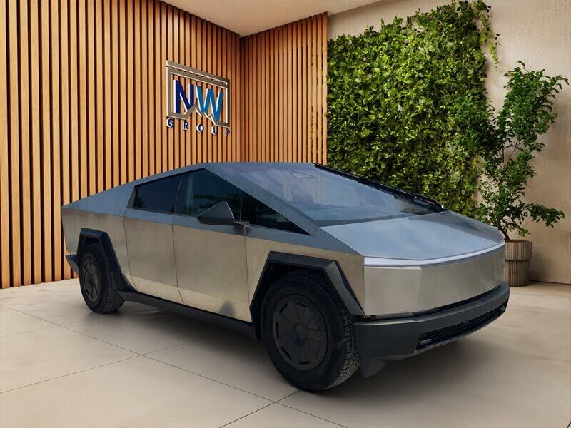 2025 TESLA Cybertruck