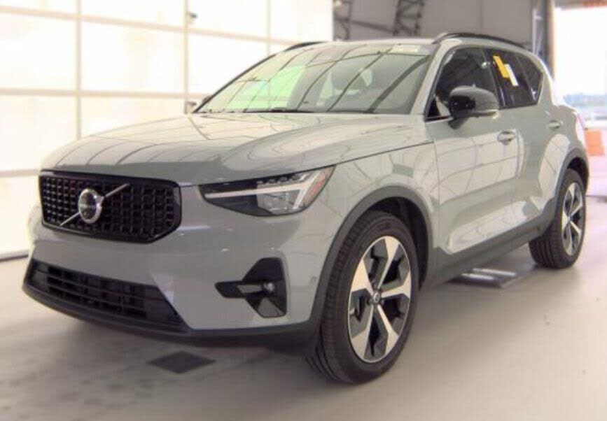 2026 VOLVO XC40