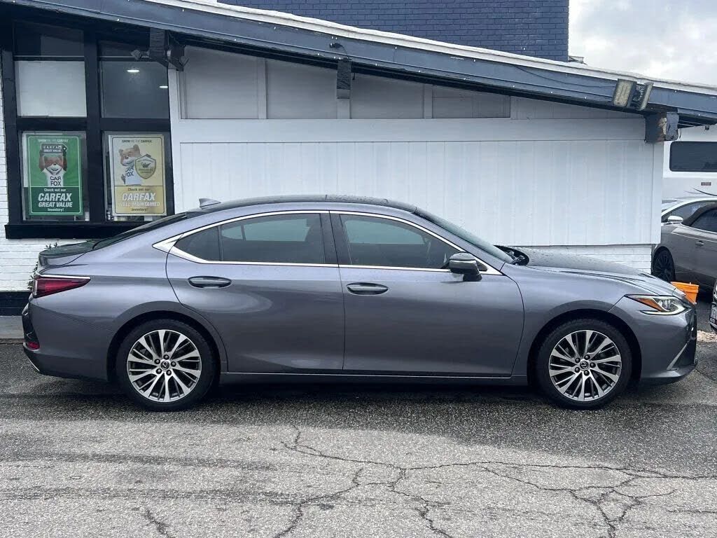 2019 LEXUS ES