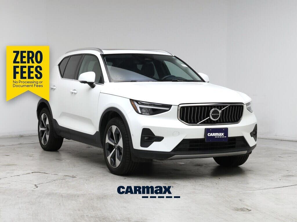 2025 VOLVO XC40