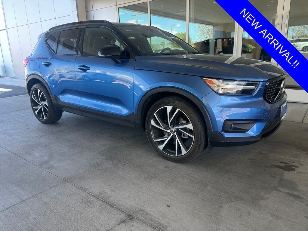 2021 VOLVO XC40