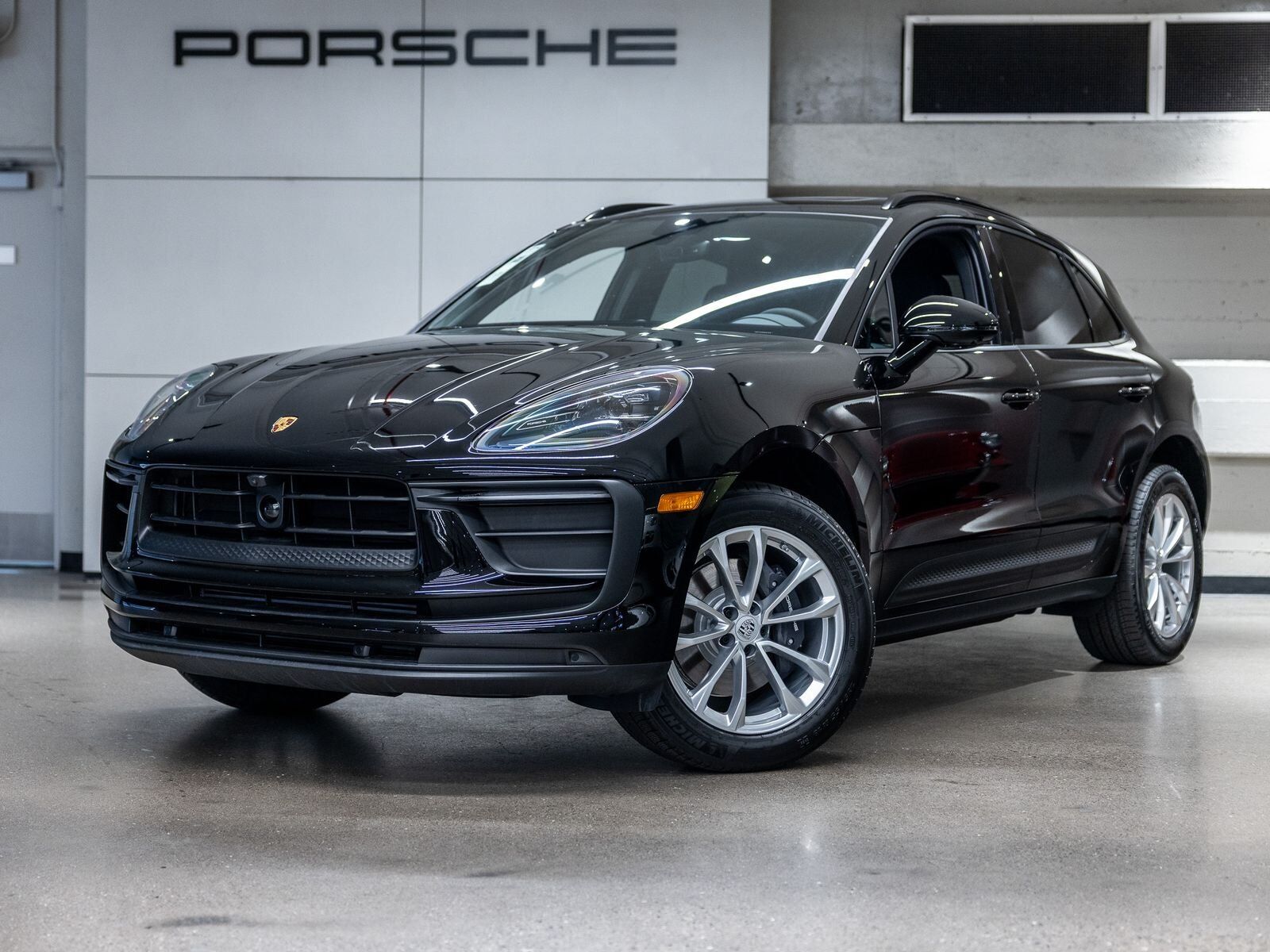 2026 PORSCHE Macan
