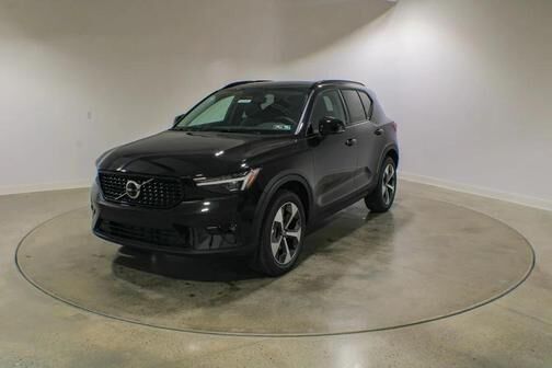 2026 VOLVO XC40