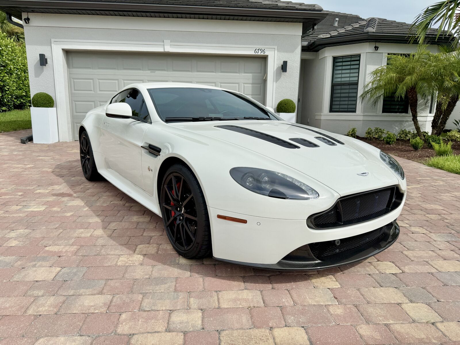 Aston Martin V12 Vantage