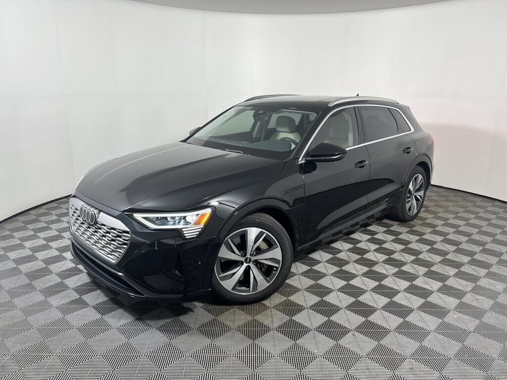 2024 AUDI Q8