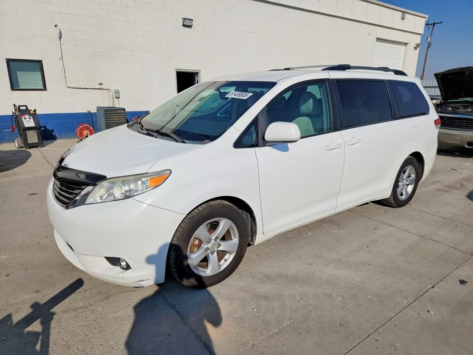 2011 TOYOTA Sienna