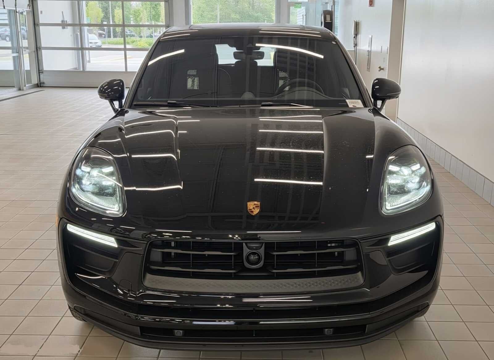 2026 PORSCHE Macan